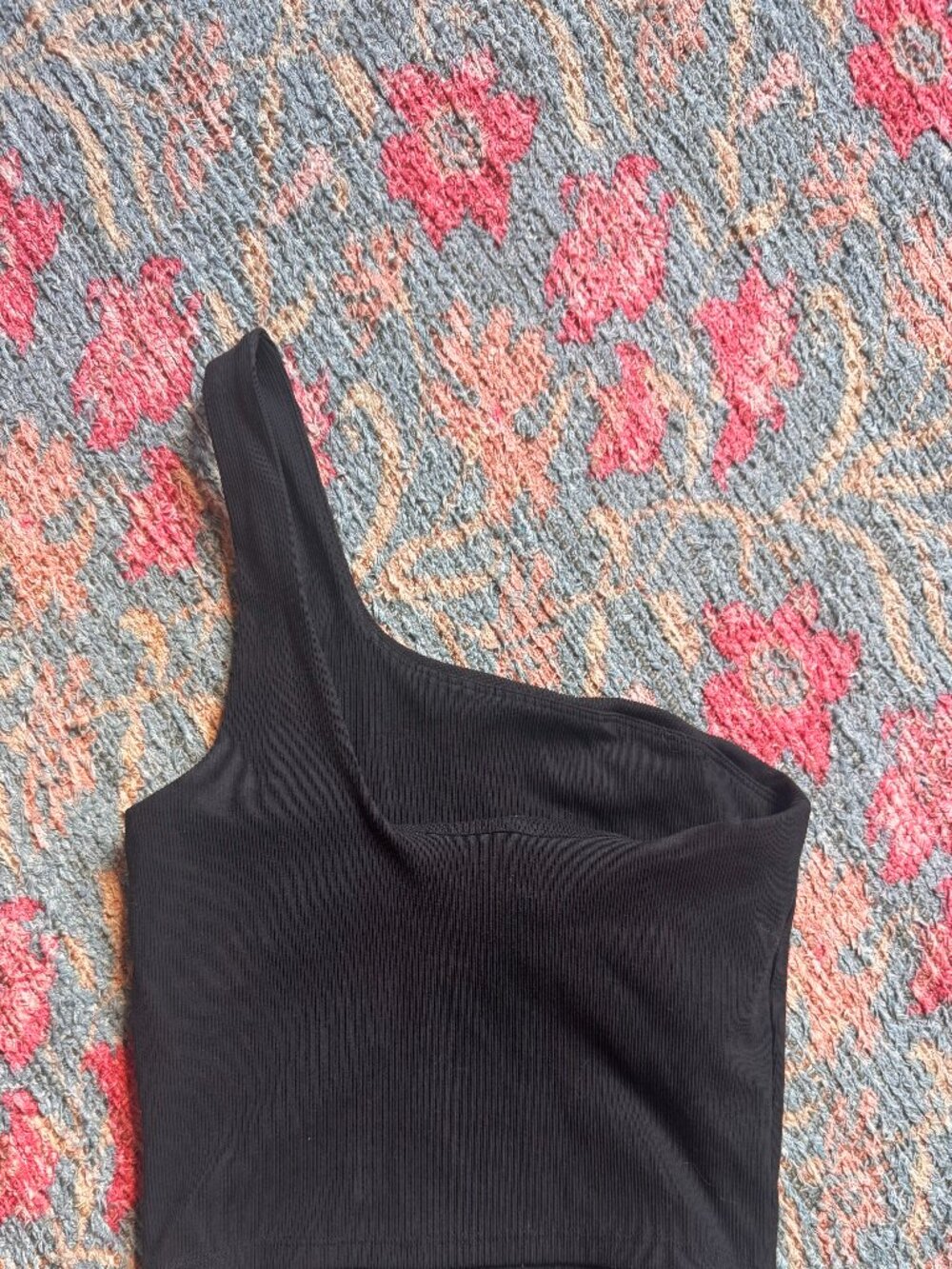 GapFit black ribbed one-shoulder sports bra